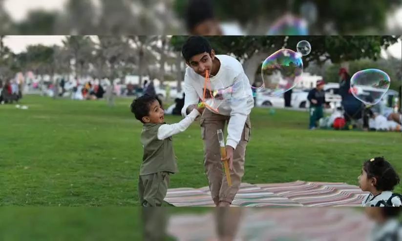 അ​സൈ​ബ ബീ​ച്ചി​ൽ അ​വ​ധി ആ​ഘോ​ഷി​ക്കാ​നെ​ത്തി​യ​വ​ർ