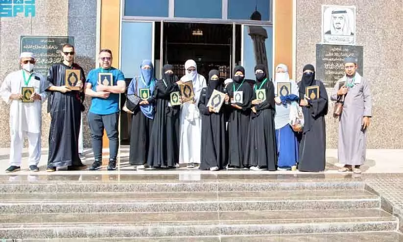 സൽമാൻ രാജാവി​െൻറ അതിഥികളായെത്തിയ ഉംറ തീർഥാടകർ ഖുർആൻ അച്ചടി​ സമുച്ചയം സന്ദർശിച്ചു