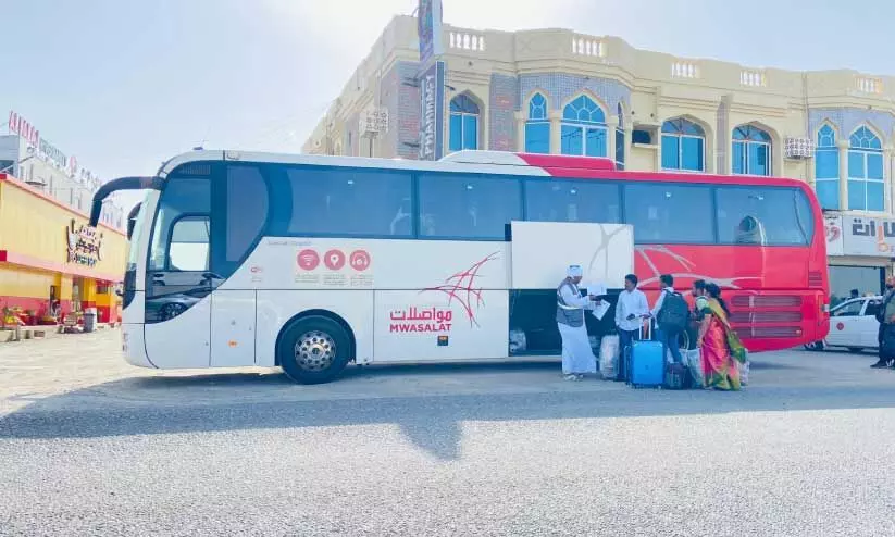 മു​വാ​സ​ലാ​ത്ത്​ ബ​സ്​ ഫ​ല​ജ്​ സ്​​റ്റോ​പ്പി​ൽ​നി​ന്ന്​ യാ​ത്ര​ക്കാ​രെ ക​യ​റ്റു​ന്നു