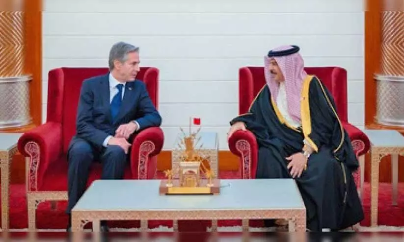 യു.​എ​സ്​ വി​ദേ​ശ​കാ​ര്യ സെ​ക്ര​ട്ട​റി ആ​ന്‍റ​ണി ബ്ലി​ങ്ക​നെ രാ​ജാ​വ്​ ഹ​മ​ദ്​ ബി​ൻ ഈ​സ ആ​ൽ ഖ​ലീ​ഫ സ്വീ​ക​രി​ച്ച​പ്പോ​ൾ