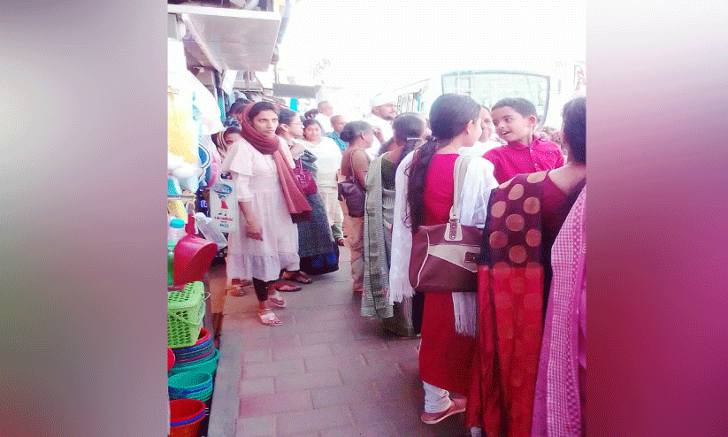 ബ​ത്തേ​രി​യി​ലെ ഗ​താ​ഗ​ത മാ​റ്റം; ന​ട​പ്പാ​ത​യി​ൽ കു​ടു​ങ്ങി വ​ഴി​യാ​ത്രി​ക​ർ