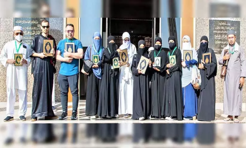 സ​ൽ​മാ​ൻ രാ​ജാ​വി​െൻറ അ​തി​ഥി​ക​ളാ​യെ​ത്തി​യ ഉം​റ തീ​ർ​ഥാ​ട​ക​ർ ഖു​ർ​ആ​ൻ അ​ച്ച​ടി​ സ​മു​ച്ച​യം സ​ന്ദ​ർ​ശി​ച്ച​പ്പോ​ൾ