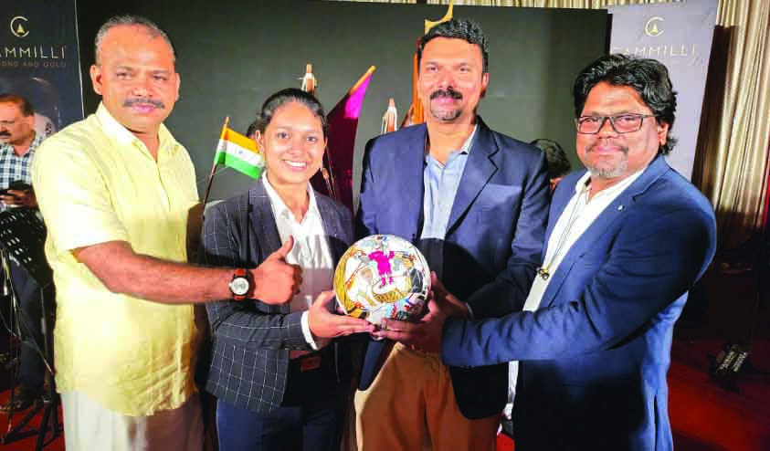 ഫിറോസ് കാത്തിരിക്കുന്നു, വിശിഷ്ടമായ ആ പന്തുമായി... ഫിറോസ് കാത്തിരിക്കുന്നു, വിശിഷ്ടമായ ആ പന്തുമായി...