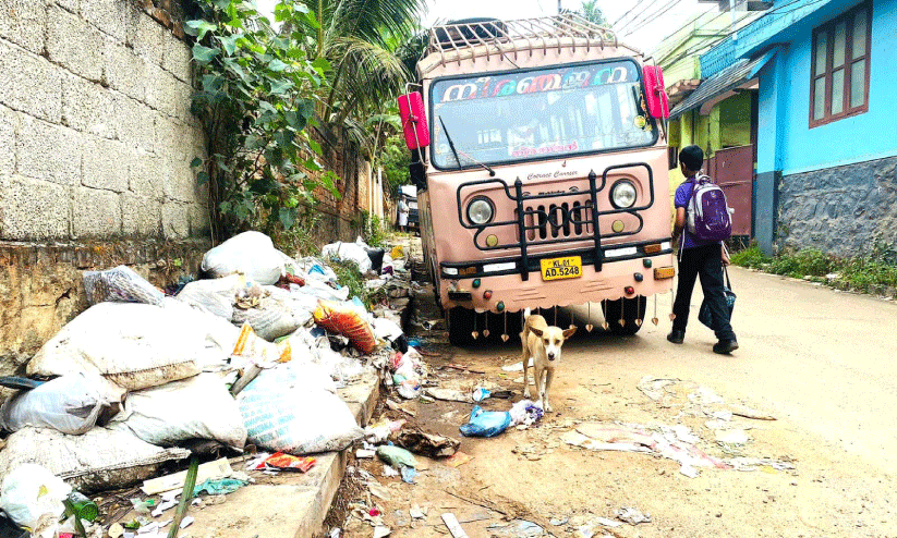 ബാ​ല​രാ​മ​പു​രം മേഖലയിലെ മാലിന്യ കാഴ്ച