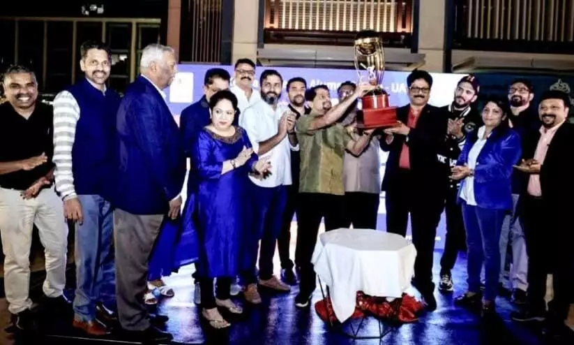 ‘അ​ക്കാ​ഫ്​ പ്രീ​മി​യ​ർ ലീ​ഗ്​ 3’യു​ടെ ജേ​ഴ്സി പ്ര​കാ​ശ​ന ച​ട​ങ്ങി​ൽ  യു.​എ.​ഇ മു​ൻ ദേ​ശീ​യ ക്രി​ക്ക​റ്റ്  ക്യാ​പ്റ്റ​ൻ സി.​പി. റി​സ്‌​വാ​ൻ ക​പ്പു​യ​ർ​ത്തി​ക്കാ​ണി​ക്കു​ന്നു