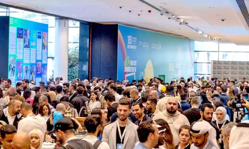 ന്യൂ മീഡിയ അക്കാദമി ദുബൈയിൽ സംഘടിപ്പിച്ച ‘വൺ ബില്യൺ ഫ്ലവേഴ്സ് സമ്മിറ്റി’ൽ പങ്കെടുക്കുന്ന സോഷ്യൽ മീഡിയ ഇൻഫ്ലുവൻസേഴ്സ് ന്യൂ മീഡിയ അക്കാദമി ദുബൈയിൽ സംഘടിപ്പിച്ച ‘വൺ ബില്യൺ ഫ്ലവേഴ്സ് സമ്മിറ്റി’ൽ പങ്കെടുക്കുന്ന സോഷ്യൽ മീഡിയ ഇൻഫ്ലുവൻസേഴ്സ്