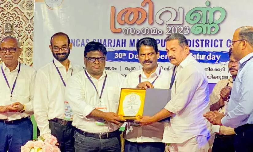 വേണു അമ്പലവട്ടം സ്മൃതിപുരസ്കാരം പി.ആർ. പ്രകാശിന് കൈമാറുന്നു വേണു അമ്പലവട്ടം സ്മൃതിപുരസ്കാരം പി.ആർ. പ്രകാശിന് കൈമാറുന്നു