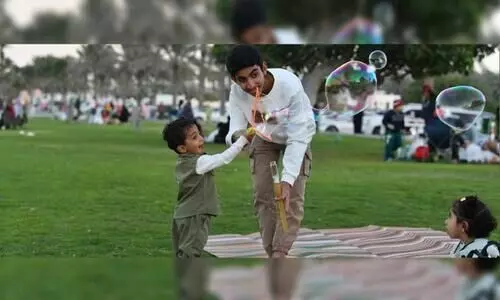 അ​സൈ​ബ ബീ​ച്ചി​ൽ അ​വ​ധി ആ​ഘോ​ഷി​ക്കാ​നെ​ത്തി​യ​വ​ർ