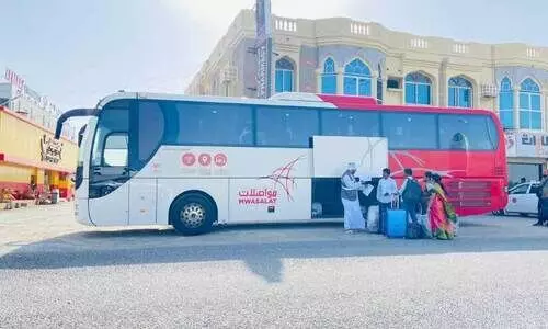 മു​വാ​സ​ലാ​ത്ത്​ ബ​സ്​ ഫ​ല​ജ്​ സ്​​റ്റോ​പ്പി​ൽ​നി​ന്ന്​ യാ​ത്ര​ക്കാ​രെ ക​യ​റ്റു​ന്നു