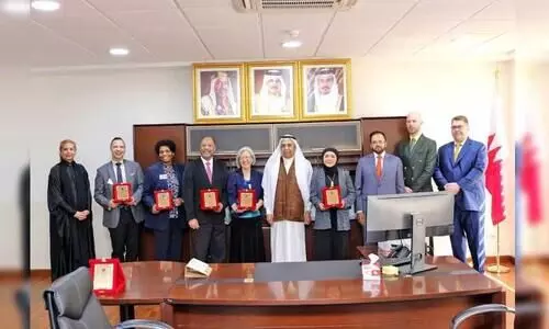 ബോ​സ്റ്റ​ൺ യൂ​നി​വേ​ഴ്സി​റ്റി പ്ര​തി​നി​ധി​ക​​ളെ നൂ​ർ അ​ൽ ദി​യാ​ർ സ്കൂ​ളി​ൽ സ്വീ​ക​രി​ച്ച​പ്പോ​ൾ