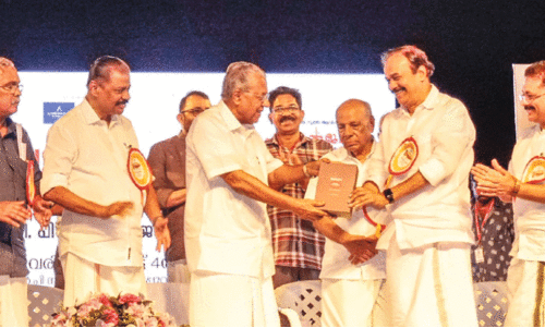 പി​ണ​റാ​യി വി​ജ​യ​ൻ