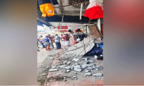 തലശ്ശേരി നഗരസഭ കെട്ടിടത്തിൽ  സീലിങ് ഇളകി വീണ്ടും അപകടം