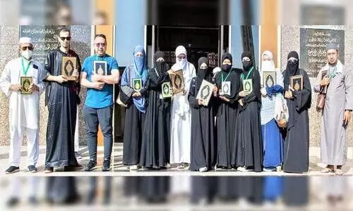 സ​ൽ​മാ​ൻ രാ​ജാ​വി​െൻറ അ​തി​ഥി​ക​ളാ​യെ​ത്തി​യ ഉം​റ തീ​ർ​ഥാ​ട​ക​ർ ഖു​ർ​ആ​ൻ അ​ച്ച​ടി​ സ​മു​ച്ച​യം സ​ന്ദ​ർ​ശി​ച്ച​പ്പോ​ൾ