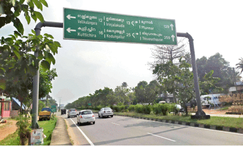 കൊ​ട​ക​ര ദേ​ശീ​യ​പാ​ത​യി​ല്‍ സ്ഥാ​പി​ച്ച ദി​ശാ​ബോ​ര്‍ഡ്