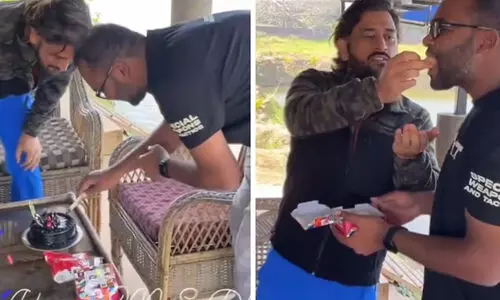 ആരാധകന്റെ ജന്മദിനം ആഘോഷിക്കാനെത്തി ധോണി; വിഡിയോ ഏറ്റെടുത്ത് സമൂഹ മാധ്യമങ്ങൾ