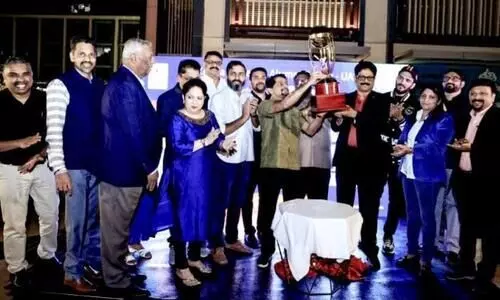 ‘അ​ക്കാ​ഫ്​ പ്രീ​മി​യ​ർ ലീ​ഗ്​ 3’യു​ടെ ജേ​ഴ്സി പ്ര​കാ​ശ​ന ച​ട​ങ്ങി​ൽ  യു.​എ.​ഇ മു​ൻ ദേ​ശീ​യ ക്രി​ക്ക​റ്റ്  ക്യാ​പ്റ്റ​ൻ സി.​പി. റി​സ്‌​വാ​ൻ ക​പ്പു​യ​ർ​ത്തി​ക്കാ​ണി​ക്കു​ന്നു