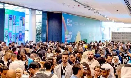 ന്യൂ ​മീ​ഡി​യ അ​ക്കാ​ദ​മി ദു​ബൈ​യി​ൽ സം​ഘ​ടി​പ്പി​ച്ച ‘വ​ൺ ബി​ല്യ​ൺ ഫ്ല​വേ​ഴ്​​സ്​ സ​മ്മി​റ്റി’​ൽ പ​​ങ്കെ​ടു​ക്കു​ന്ന സോ​ഷ്യ​ൽ മീ​ഡി​യ  ഇ​ൻ​ഫ്ലു​വ​​ൻ​സേ​ഴ്​​സ്