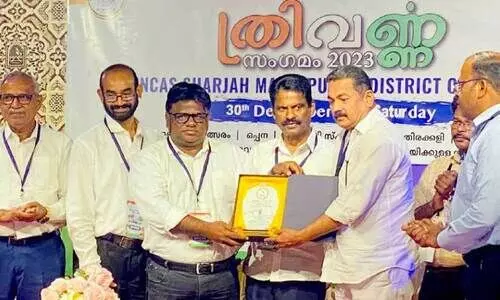 വേ​ണു അ​മ്പ​ല​വ​ട്ടം സ്മൃ​തി​പു​ര​സ്‌​കാ​രം പി.​ആ​ർ. പ്ര​കാ​ശി​ന് കൈ​മാ​റു​ന്നു