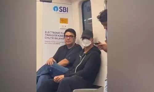 Akshay Kumar takes the Mumbai metro instead of luxury car, videos surface online of the actor