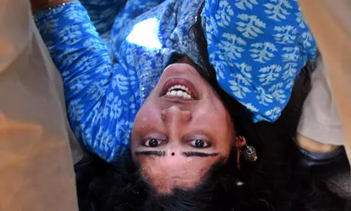 വീണ പ്രവർത്തകയുടെ മുടി ചവിട്ടിപ്പിടിച്ചു, വസ്ത്രം വലിച്ചുകീറി; കണ്ണൂരിൽ യൂത്ത് കോൺഗ്രസ് മാർച്ചിനിടെ പൊലീസ് ക്രൂരത