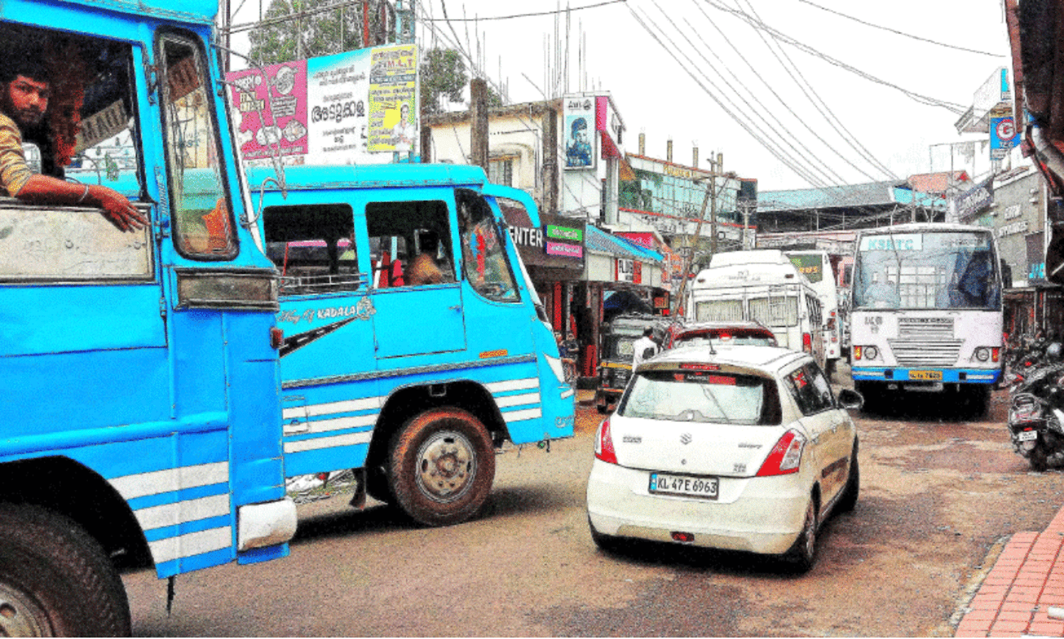 മാ​ള ടൗ​ൺ റോ​ഡ്