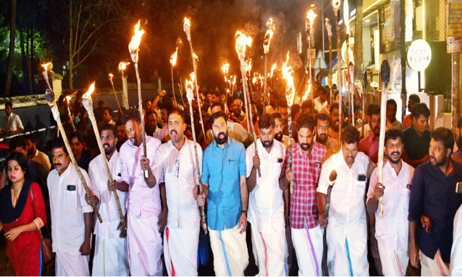 രാഹുൽ മാങ്കൂട്ടത്തിന്റെ അറസ്റ്റ്​; ക്ലിഫ്​ ഹൗസിലേക്ക്​ നൈറ്റ്​ മാർച്ച്​