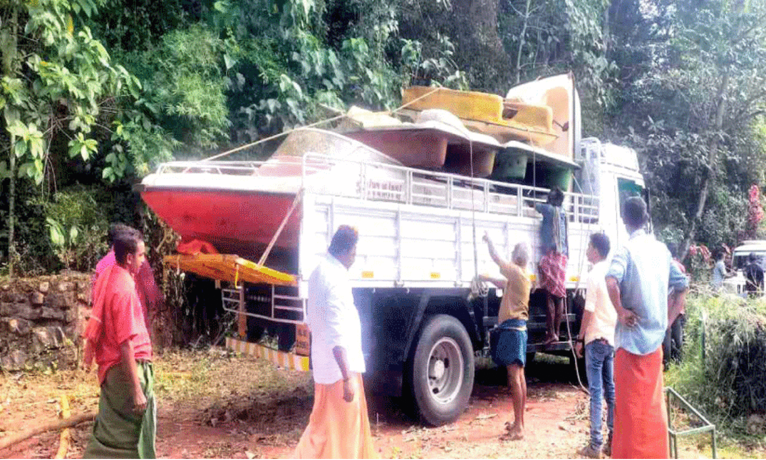 മീൻമുട്ടി ടൂറിസം കേന്ദ്രത്തിലെ ഫൈബർ ബോട്ട്​ കടത്ത്​ തടഞ്ഞു