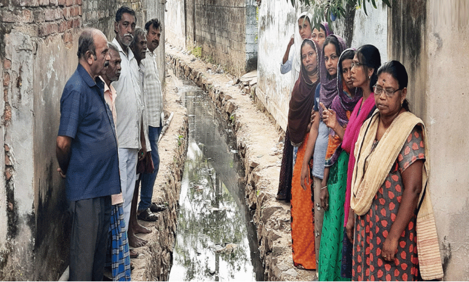 ഓടയുടെ മേൽമൂടി നിർമാണം വൈകുന്നതിൽ വ്യാപക പ്രതിഷേധം