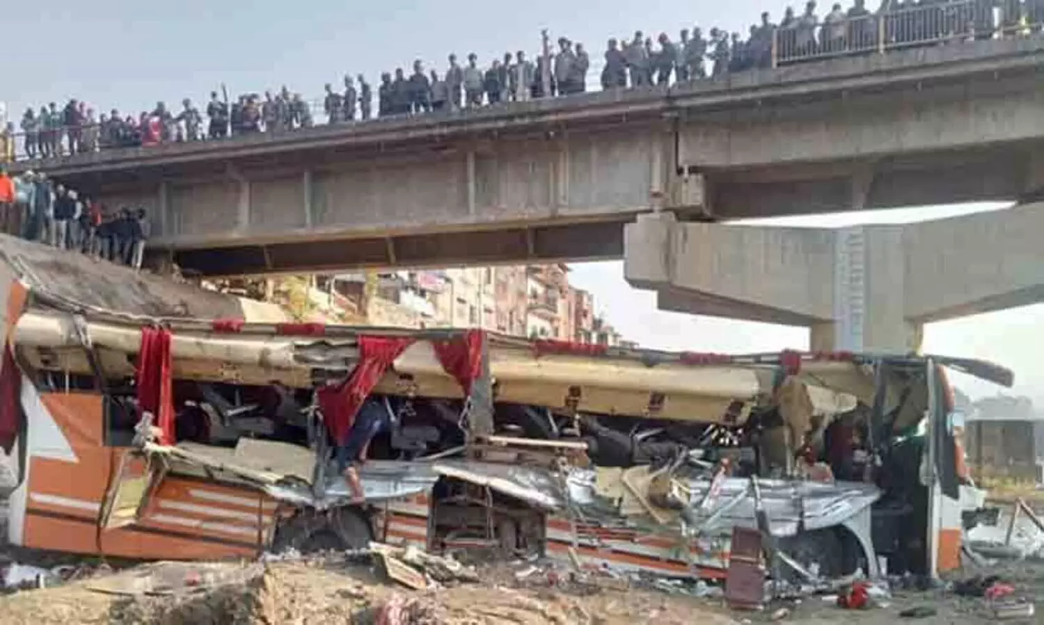 നേ​പ്പാ​ളി​ൽ ബ​സ് ന​ദി​യി​ലേ​ക്ക് മ​റി​ഞ്ഞ് ര​ണ്ട് ഇ​ന്ത്യ​ക്കാ​ർ ഉ​ൾ​പ്പെ​ടെ 12 മ​ര​ണം