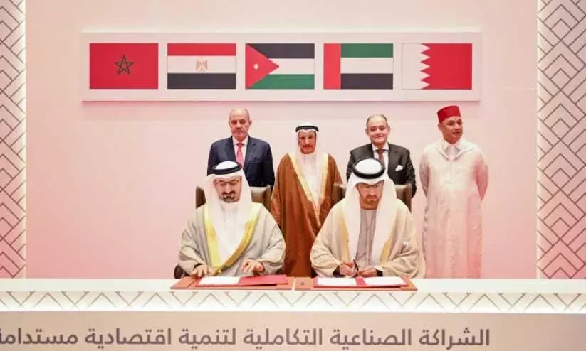 ഉ​പ​പ്ര​ധാ​ന​മ​ന്ത്രി ശൈ​ഖ് ഖാ​ലി​ദ് ബി​ൻ അ​ബ്ദു​ല്ല ആ​ൽ ഖ​ലീ​ഫ​യു​ടെ സാ​ന്നി​ധ്യ​ത്തി​ൽ  വ്യാ​പാ​ര​ക്ക​രാ​റു​ക​ൾ ഒ​പ്പു​വെ​ക്കു​ന്നു