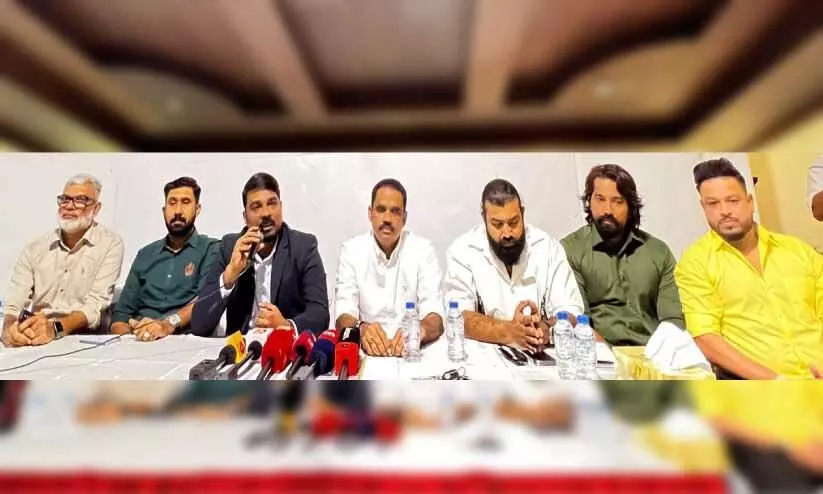 ‘സ്നേഹവിളക്ക്’ ദുബൈ കൂട്ടായ്മ പ്രതിനിധികൾ വാർത്തസമ്മേളനത്തിൽ ‘സ്നേഹവിളക്ക്’ ദുബൈ കൂട്ടായ്മ പ്രതിനിധികൾ വാർത്തസമ്മേളനത്തിൽ