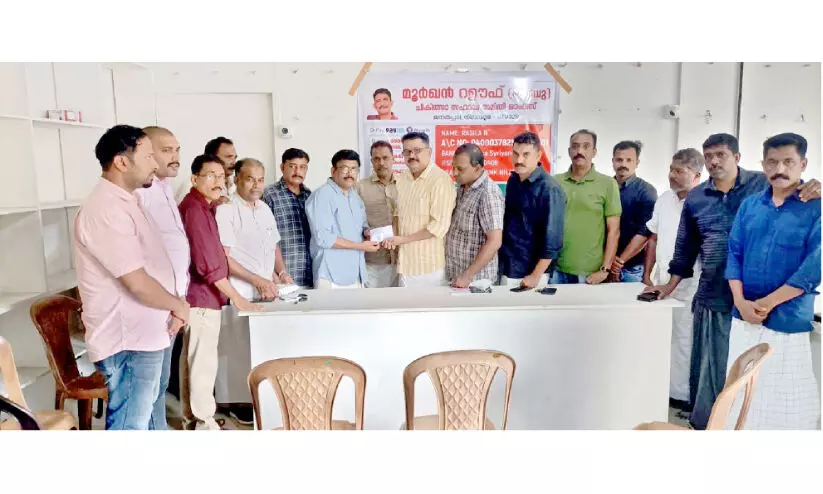 നി​ല​മ്പൂ​ർ പ്ര​വാ​സി സം​ഘ​ട​ന ധ​ന​സ​ഹാ​യം കൈ​മാ​റി