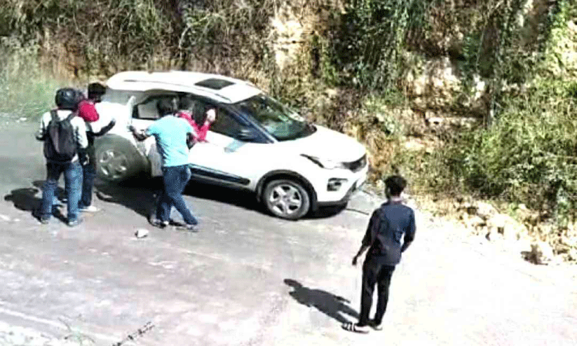 മുക്കാളിയിൽ കാറിൽ തീപിടിത്തം; ഒരാൾക്ക് ഗുരുതര പരിക്ക് മുക്കാളിയിൽ കാറിൽ തീപിടിത്തം; ഒരാൾക്ക് ഗുരുതര പരിക്ക്