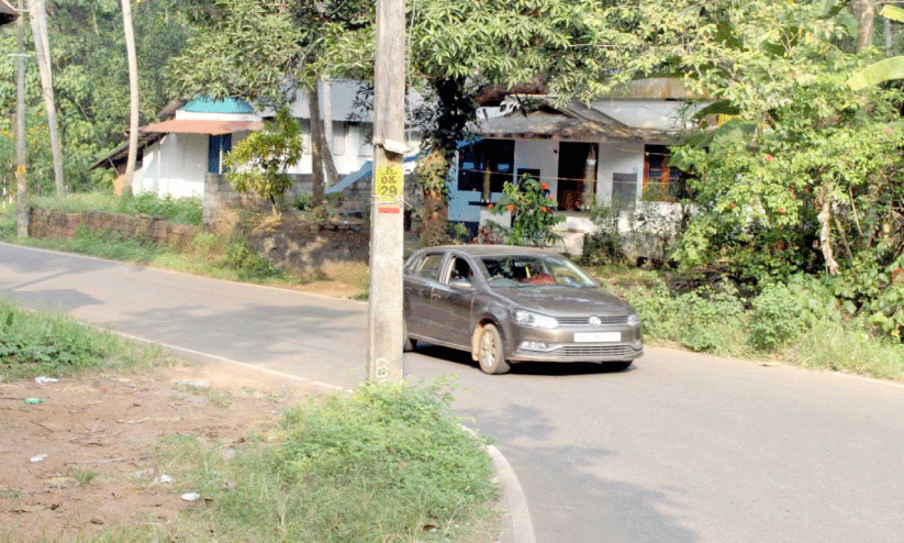 അപകടം വിളിപ്പാടകലെ; യാത്രക്കാർക്ക് ഭീഷണിയായി വൈദ്യുതിത്തൂൺ അപകടം വിളിപ്പാടകലെ; യാത്രക്കാർക്ക് ഭീഷണിയായി വൈദ്യുതിത്തൂൺ