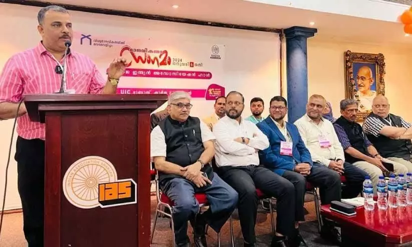 ഷാ​ർ​ജ ഇ​ന്ത്യ​ൻ അ​സോ​സി​യേ​ഷ​ൻ ഹാ​ളി​ൽ സം​ഘ​ടി​പ്പി​ച്ച  മാ​ന​വി​ക​ത സം​ഗ​മം  ഷാ​ർ​ജ ഇ​ന്ത്യ​ൻ അ​സോ​സി​യേ​ഷ​ൻ ട്ര​ഷ​റ​ർ ഷാ​ജി ജോ​ൺ ഉ​ദ്‌​ഘാ​ട​നം ചെ​യ്യു​ന്നു