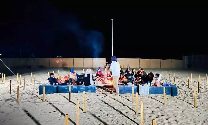 ക്യാ​മ്പി​ങ്ങി​ലേ​ർ​പ്പെ​ട്ടി​രി​ക്കു​ന്ന കു​ടും​ബ​ങ്ങ​ൾ