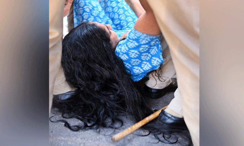 യൂത്ത് കോൺഗ്രസ് മാർച്ച് അക്രമാസക്തം; പൊലീസും പ്രതിഷേധക്കാരും ഏറ്റുമുട്ടി