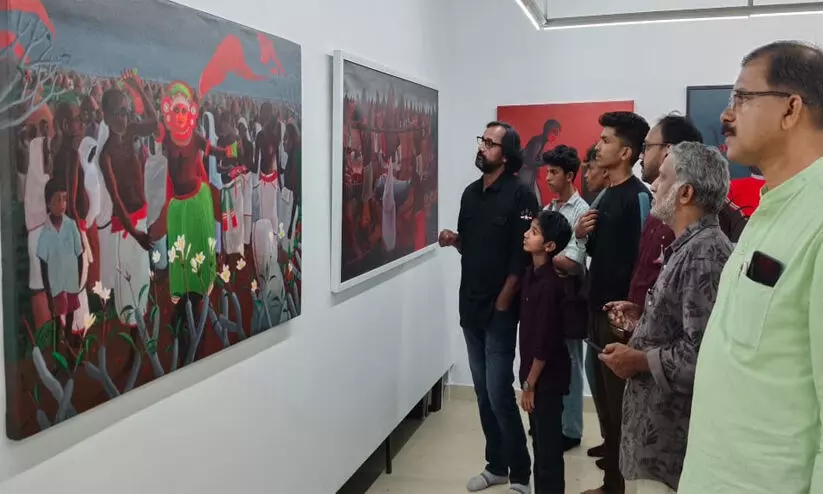 ദൈവക്കോലങ്ങളുടെ ദുരന്ത മുഖവുമായി രാജേന്ദ്രൻ പുല്ലൂരിെൻറ ചിത്രങ്ങൾ, കാഴ്ചക്കാരെൻറ ഉള്ളുതൊടുന്നു ദൈവക്കോലങ്ങളുടെ ദുരന്ത മുഖവുമായി രാജേന്ദ്രൻ പുല്ലൂരിെൻറ ചിത്രങ്ങൾ, കാഴ്ചക്കാരെൻറ ഉള്ളുതൊടുന്നു