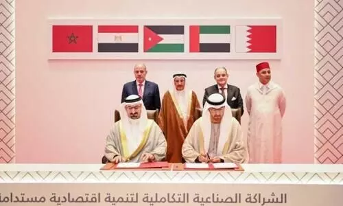 ഉപപ്രധാനമന്ത്രി ശൈഖ് ഖാലിദ് ബിൻ അബ്ദുല്ല ആൽ ഖലീഫയുടെ സാന്നിധ്യത്തിൽ വ്യാപാരക്കരാറുകൾ ഒപ്പുവെക്കുന്നു ഉപപ്രധാനമന്ത്രി ശൈഖ് ഖാലിദ് ബിൻ അബ്ദുല്ല ആൽ ഖലീഫയുടെ സാന്നിധ്യത്തിൽ വ്യാപാരക്കരാറുകൾ ഒപ്പുവെക്കുന്നു