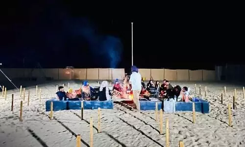 ക്യാ​മ്പി​ങ്ങി​ലേ​ർ​പ്പെ​ട്ടി​രി​ക്കു​ന്ന കു​ടും​ബ​ങ്ങ​ൾ