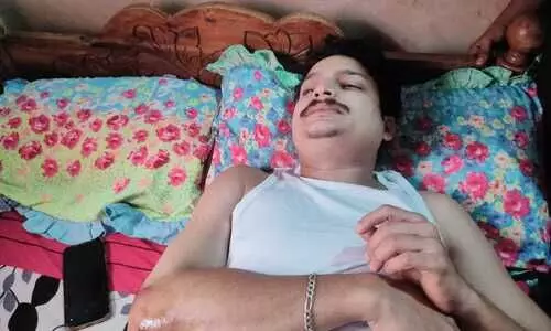 റോഡിന് കുറുകെ ചാടിയ പുലിയെ ഇടിച്ച് ബൈക്ക് മറിഞ്ഞ് യുവാവിന് പരിക്ക്