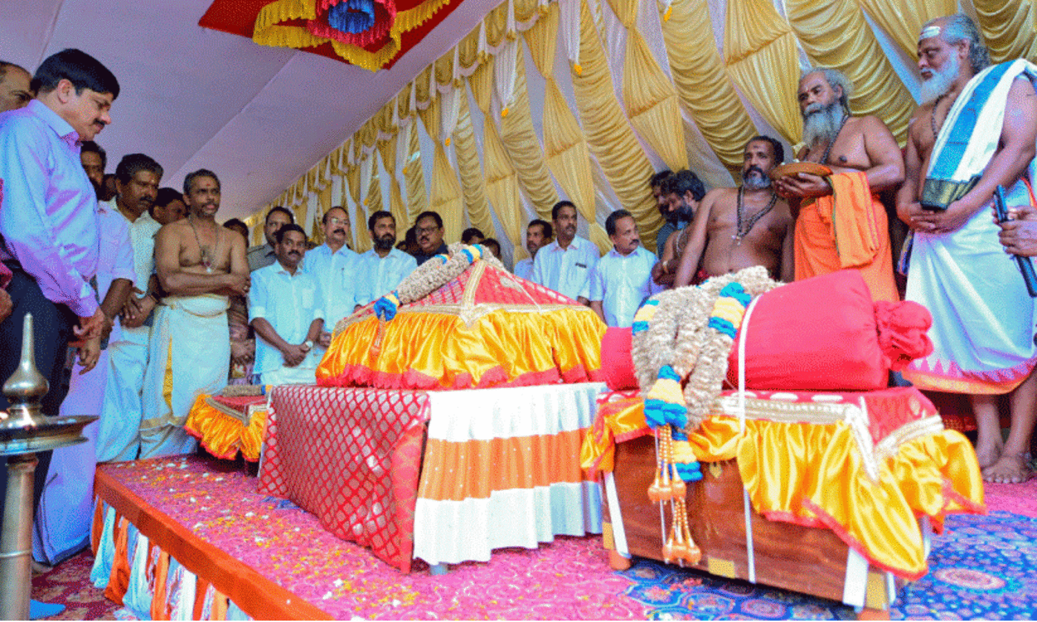 തിരുവാഭരണ ഘോഷയാത്ര:   ഒഴുകിയെത്തിയത് ആയിരങ്ങൾ