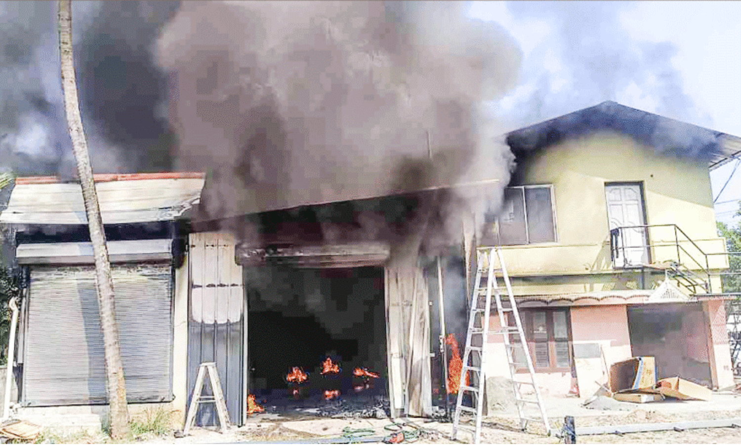 ഗൃഹോപകരണ സ്ഥാപനത്തിൽ  തീപിടിത്തം; 10 ലക്ഷം നഷ്ടം