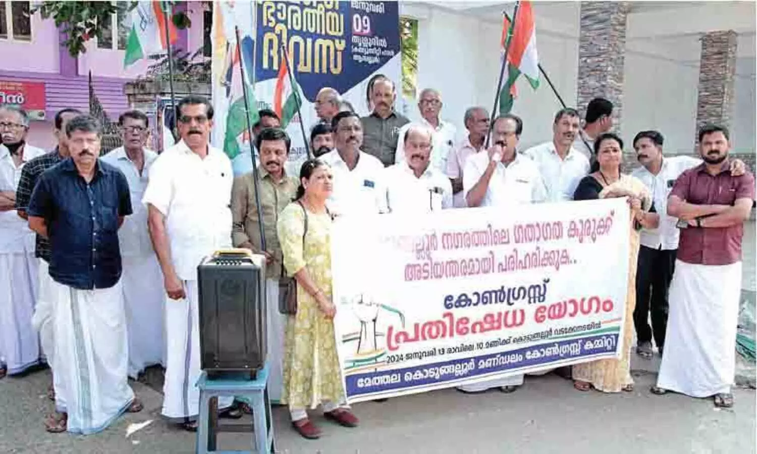 കൊ​ടു​ങ്ങ​ല്ലൂ​രി​ലെ ഗ​താ​ഗ​ത​ക്കു​രു​ക്കി​ന് പ​രി​ഹാ​ര​മി​ല്ല  പ്ര​തി​ഷേ​ധം ശ​ക്ത​ം