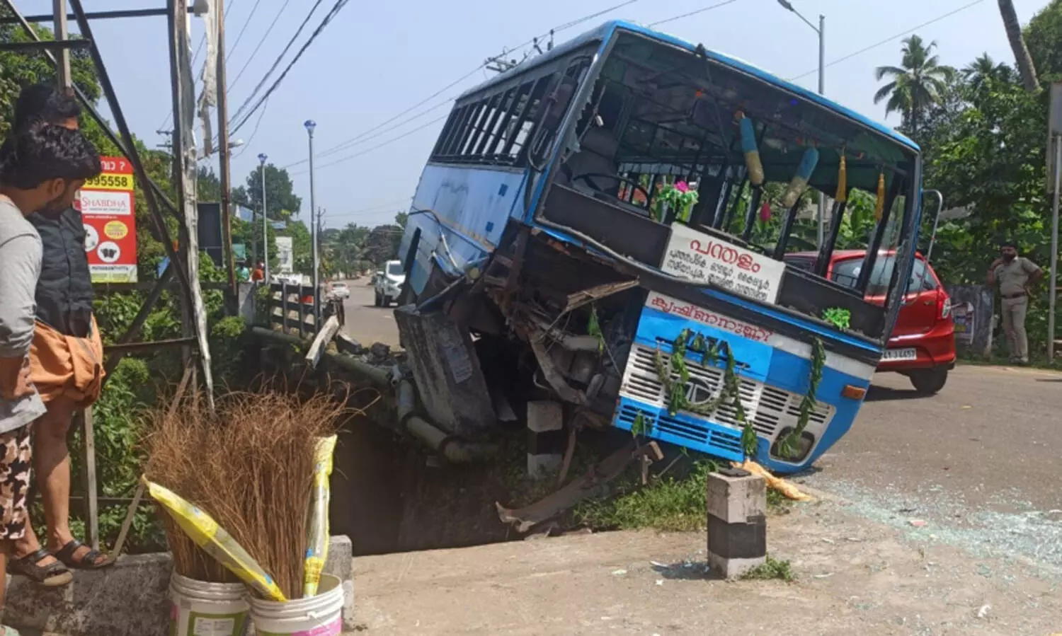 നിയന്ത്രണം വിട്ട ബസ് പാലത്തിൽ ഇടിച്ചു കയറി