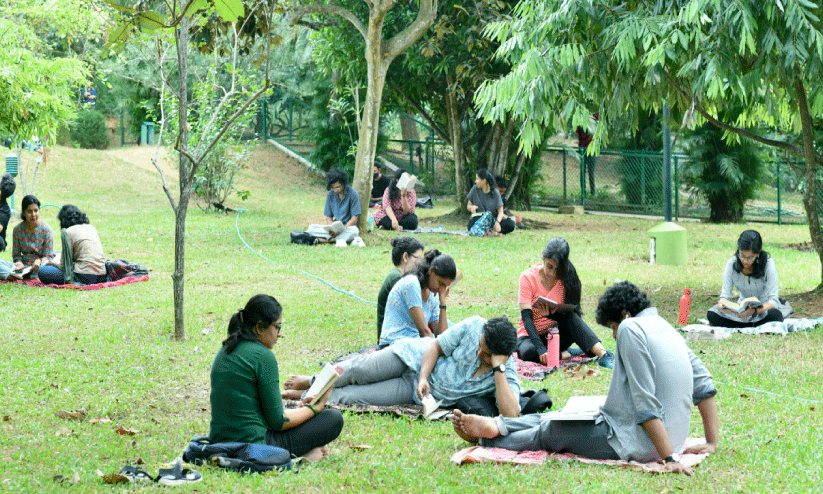 ഇവിടം സ്വർഗമാണ്​, വായനക്ക്​​