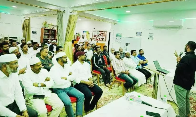 ഐ.സി.എഫ് സൽമാബാദ് സെൻട്രൽ സംഘടിപ്പിച്ച മെഡികോണിൽ ഡോ. ഫെമിൽ എരഞ്ഞിക്കൽ ക്ലാസെടുക്കുന്നു ഐ.സി.എഫ് സൽമാബാദ് സെൻട്രൽ സംഘടിപ്പിച്ച മെഡികോണിൽ ഡോ. ഫെമിൽ എരഞ്ഞിക്കൽ ക്ലാസെടുക്കുന്നു