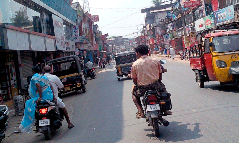 എടക്കര ടൗൺ റോഡ് വികസനം ‘വ്യാപാരികളെ ഉന്മൂലനം ചെയ്യുന്ന വികസനം അനുവദിക്കില്ല’ എടക്കര ടൗൺ റോഡ് വികസനം ‘വ്യാപാരികളെ ഉന്മൂലനം ചെയ്യുന്ന വികസനം അനുവദിക്കില്ല’