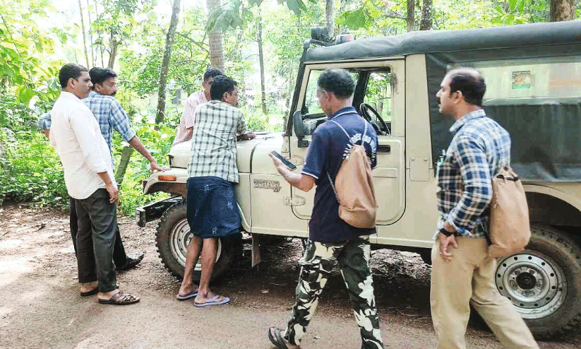 വഴിക്കടവിൽ പുലി ഇടിച്ച് ബൈക്ക് മറിഞ്ഞു വഴിക്കടവിൽ പുലി ഇടിച്ച് ബൈക്ക് മറിഞ്ഞു