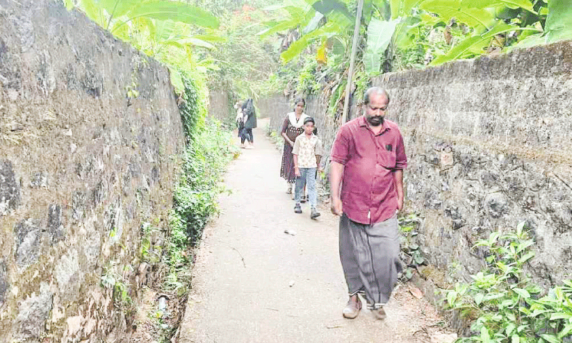 അച്ചംവീട്ടിൽ ഇടവഴി അടക്കാനൊരുങ്ങി െറയിൽവേ അച്ചംവീട്ടിൽ ഇടവഴി അടക്കാനൊരുങ്ങി െറയിൽവേ